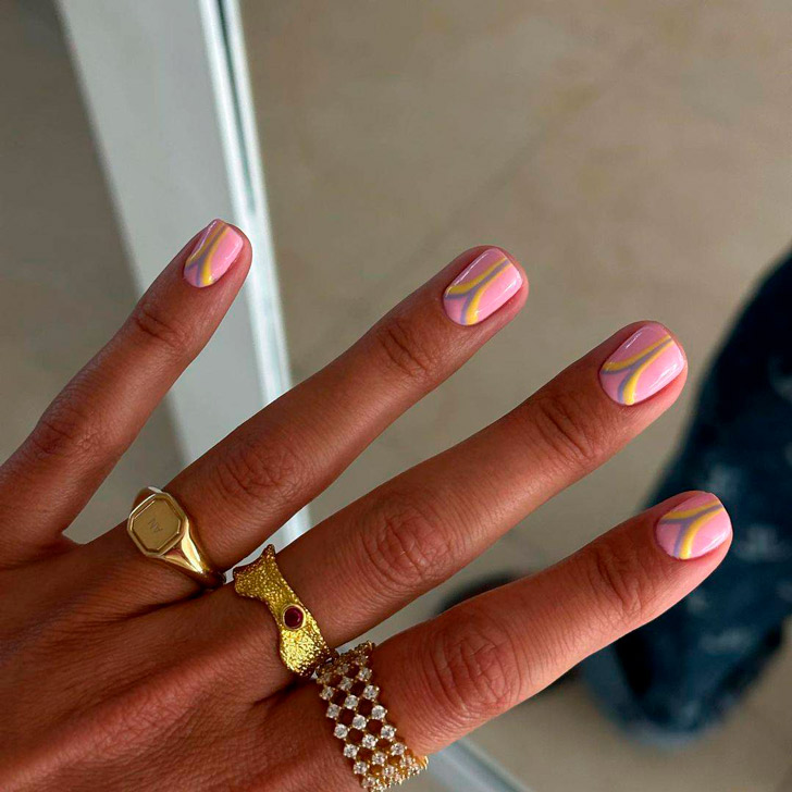 Розовый маникюр с фиолетовыми и желтыми линиями на коротких натуральных ногтях