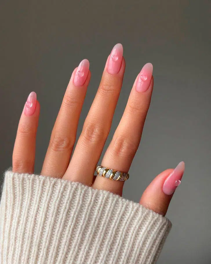 Розовый маникюр с объемными сердечками на длинных овальных ногтях