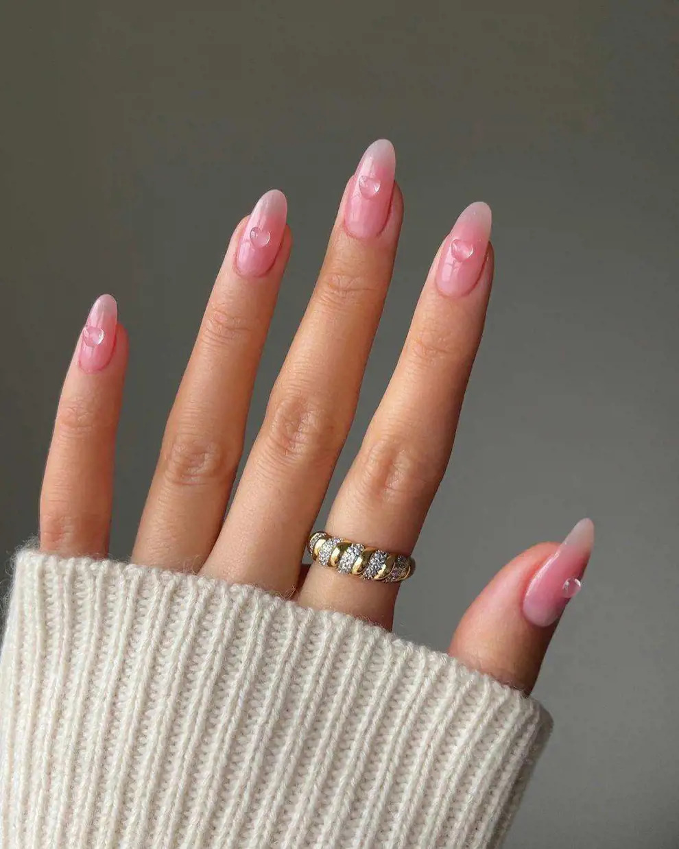 Розовый маникюр с выпуклым сердечком на длинных овальных ногтях