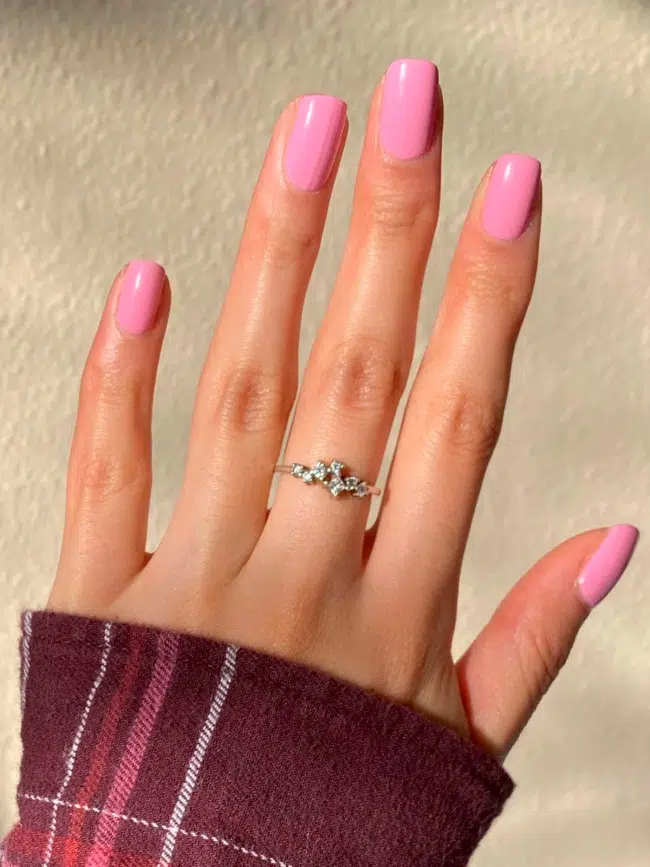 Розовый маникюр в стиле барби на коротких квадратных ногтях