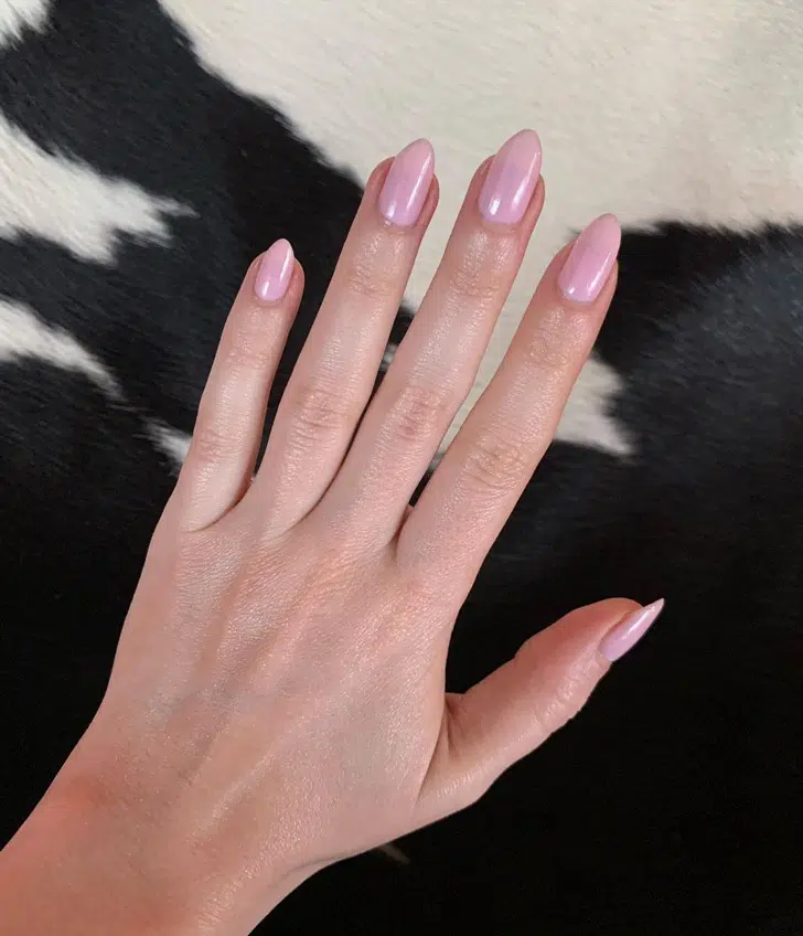 Розовый молочный маникюр на острых ногтях средней длины