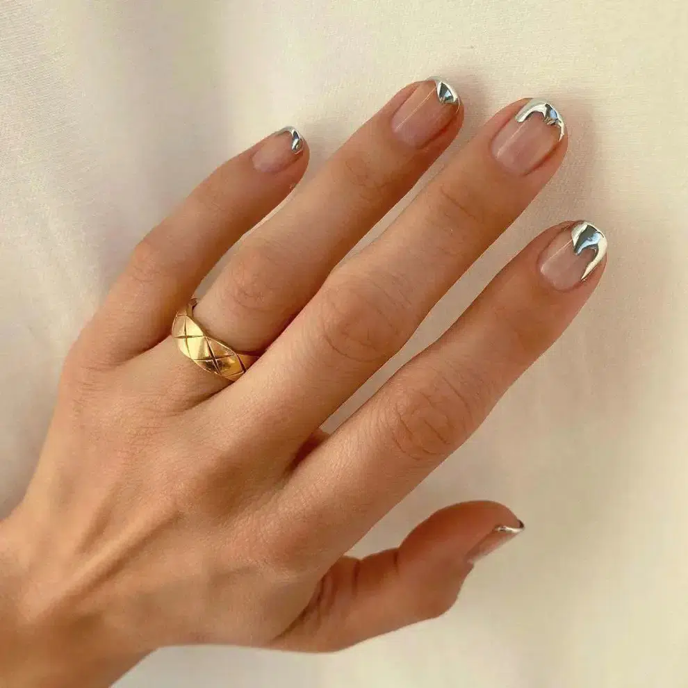 Серебристый металлический френч необычной формы на коротких натуральных ногтях