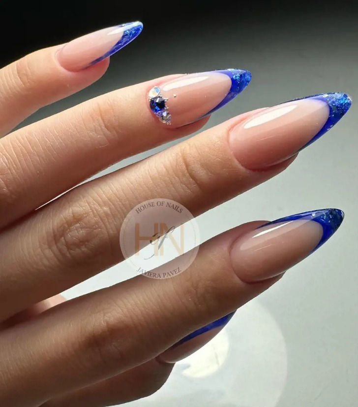 Шикарный синий френч со стразами и блестками на длинных острых ногтях