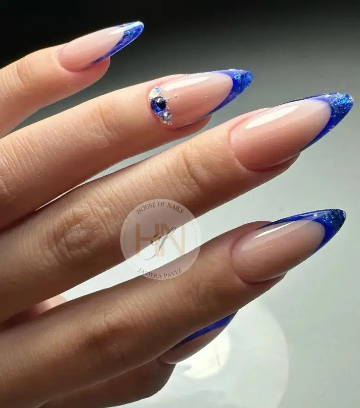 Шикарный синий френч со стразами и блестками на длинных острых ногтях