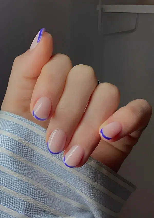 Синий-электрик микрофренч на коротких овальных ногтях