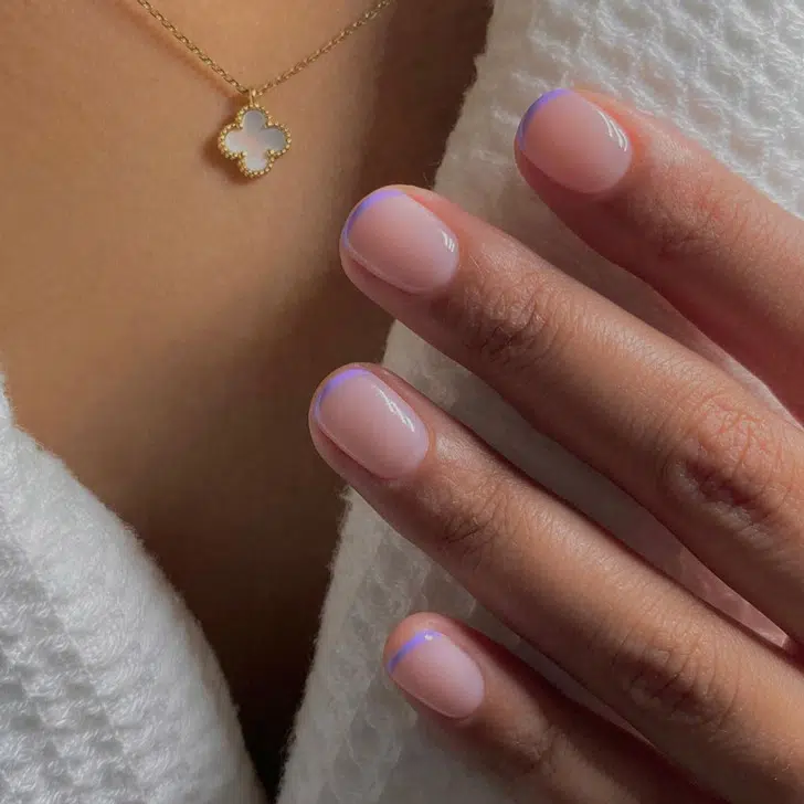 Тонкий фиолетовый френч на коротких натуральных ногтях
