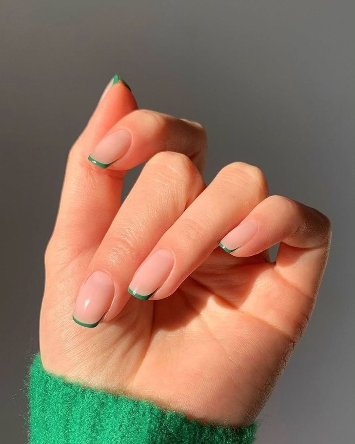 Тонкий зеленый френч на квадратных ногтях средней длины