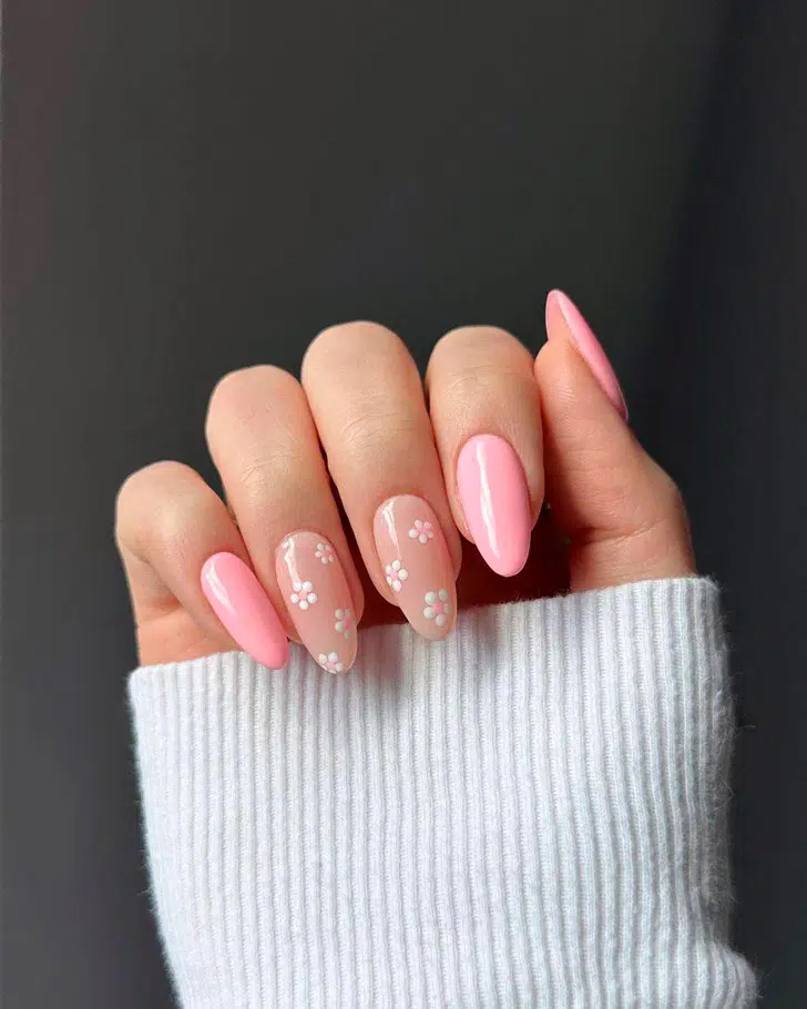 Летний розовый маникюр с цветами на овальных ногтях средней длины