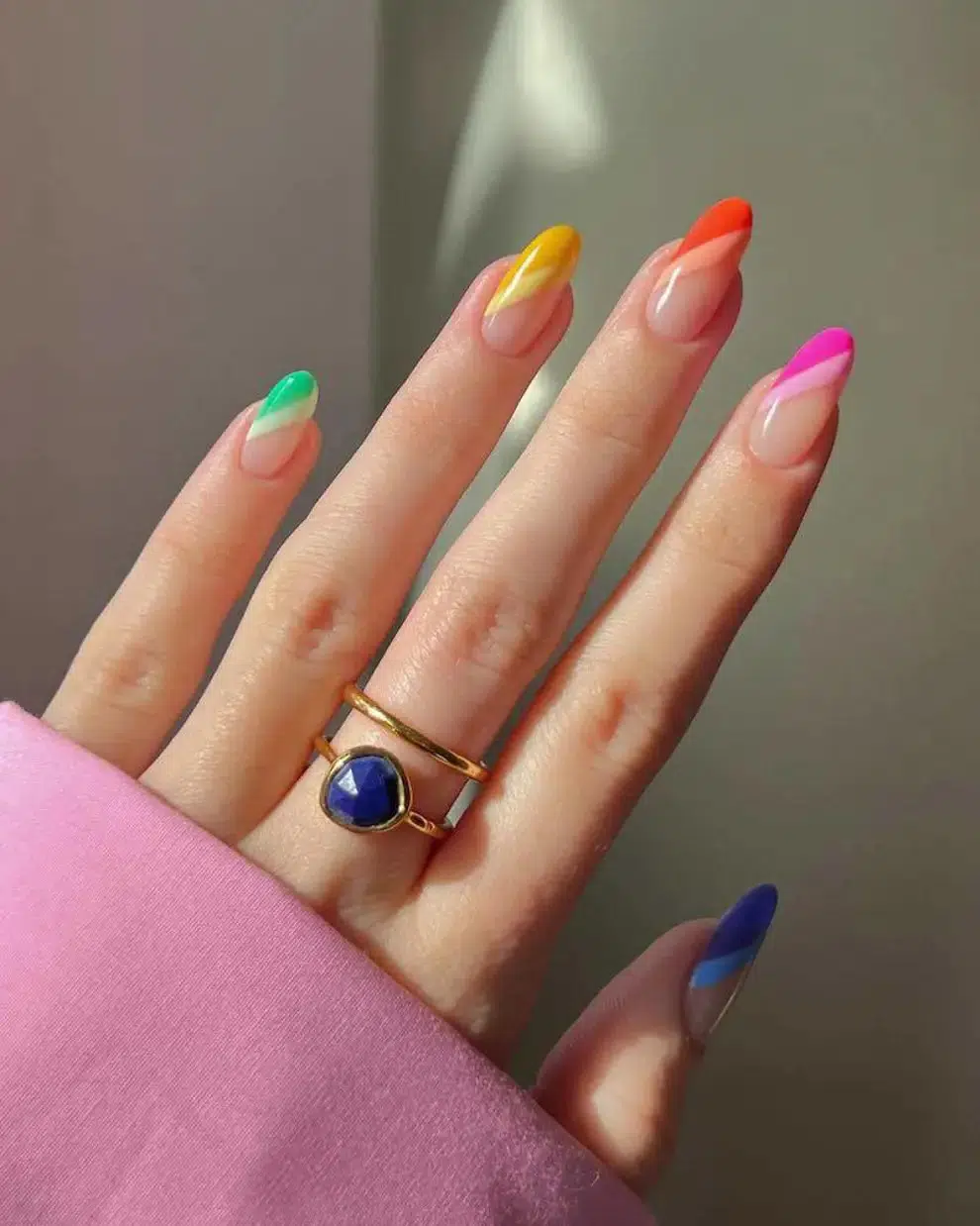 Яркий разноцветный френч с диагональной линией на длинных миндальных ногтях