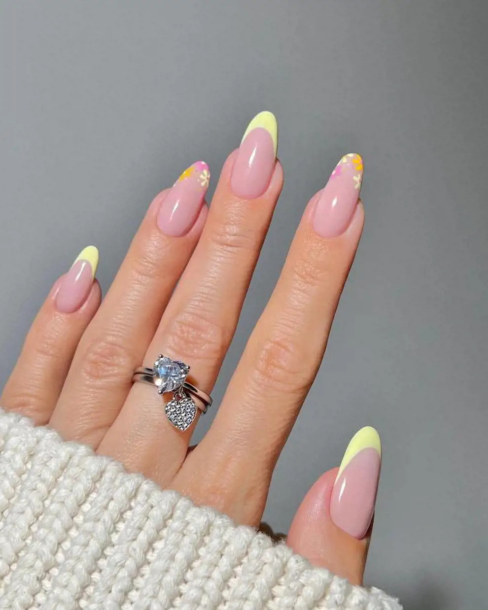 Желтый френч с пастельными цветочками на длинных овальных ногтях