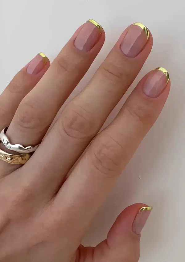 Золотой металлический френч на коротких натуральных ногтях