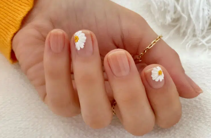 7 простых, но элегантных дизайнов ногтей с цветами, которые в тренде летом 2023 года