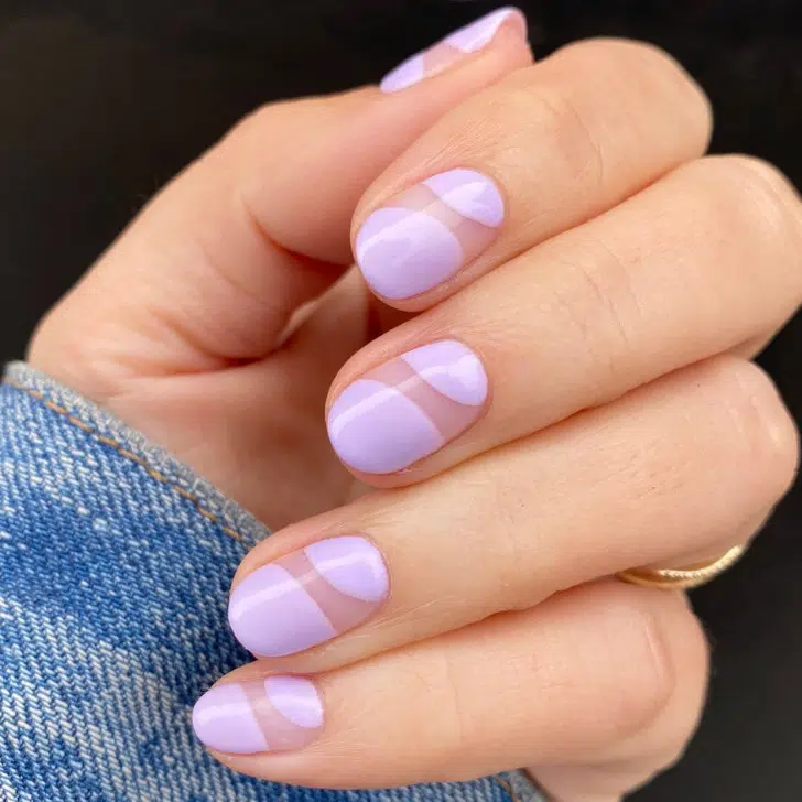 Абстрактный фиолетовый маникюр на овальных ногтях
