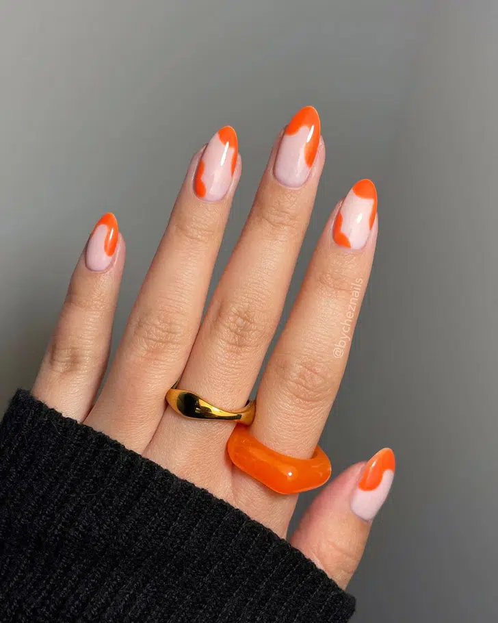 Абстрактный оранжевый маникюр на миндальных ногтях средней длины