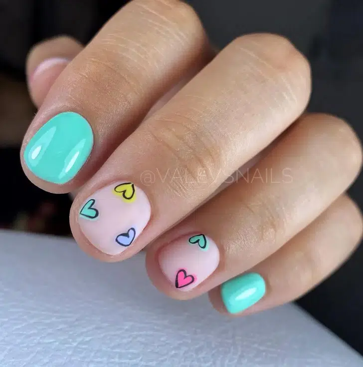Бирюзовый маникюр с разноцветными сердечками на коротких ногтях