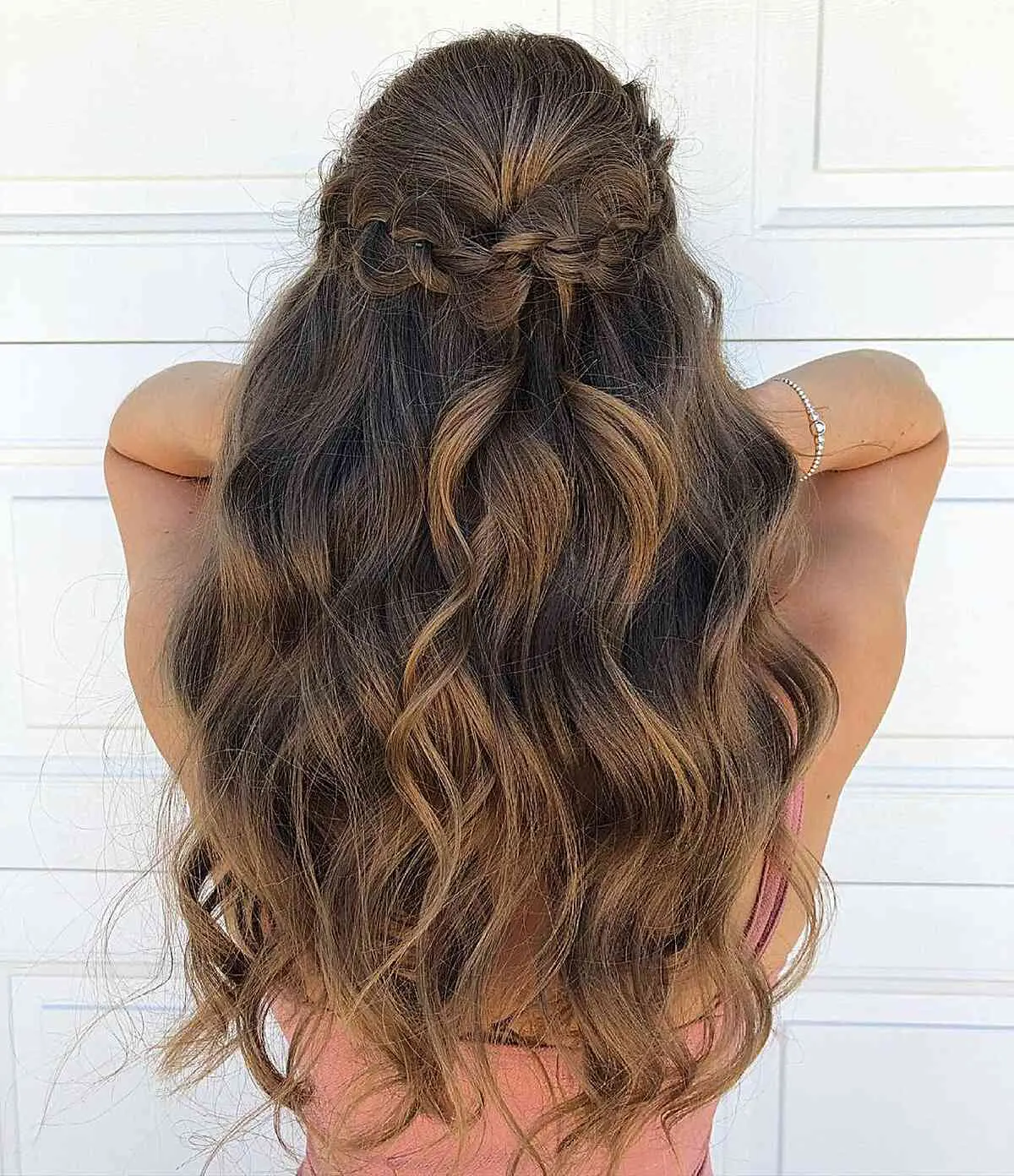Девушка с крупными волнами и светлыми бликами на длинных густых волосах