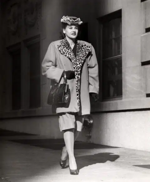 Девушка с пальто с объемными плечами и леопардовым воротником - 1950 год
