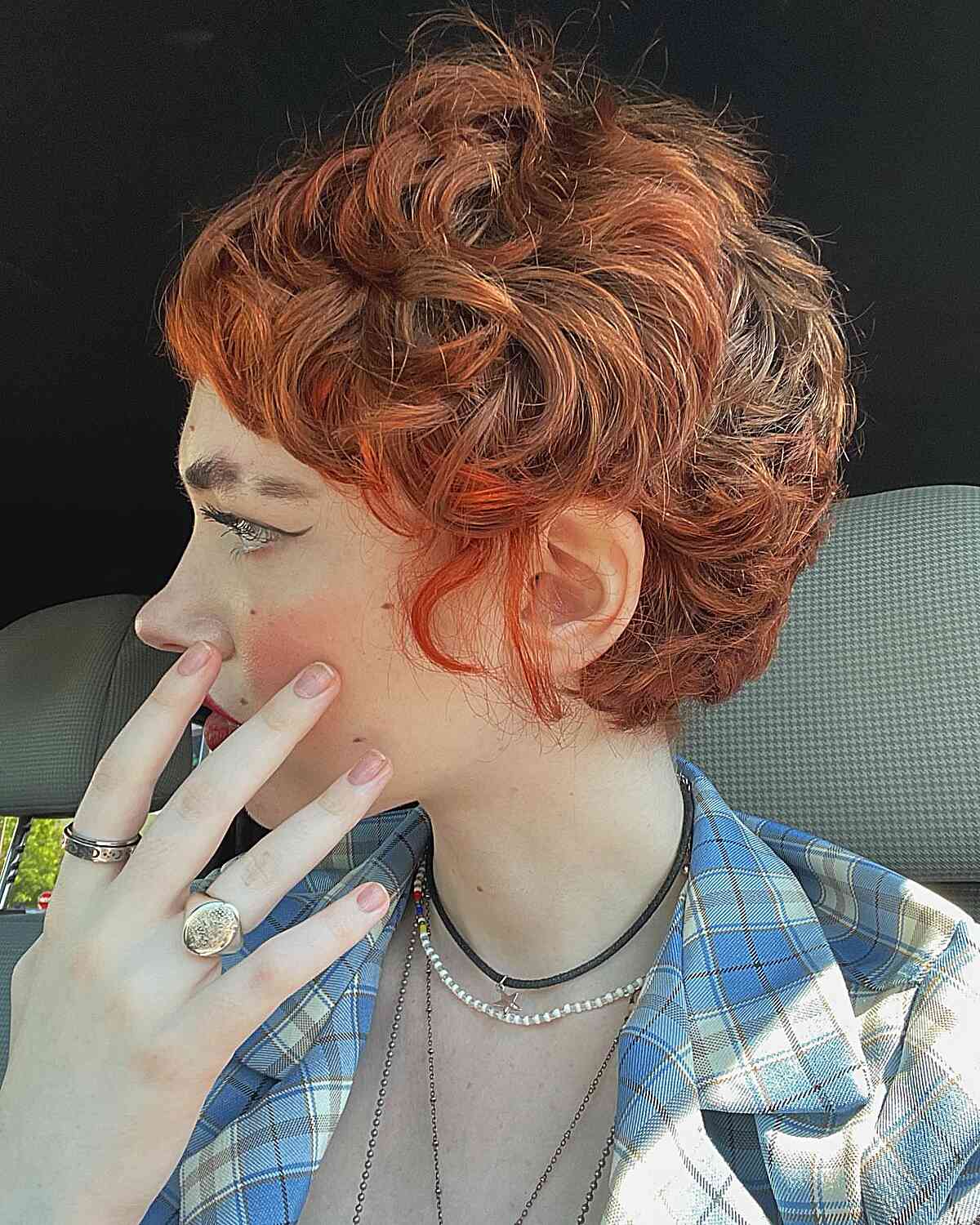 Девушка с волнистой стрижкой пикси с челкой на текстурированных волосах