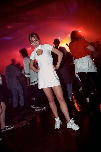 Девушка в белом мини платье и кроссовках - 1995 год