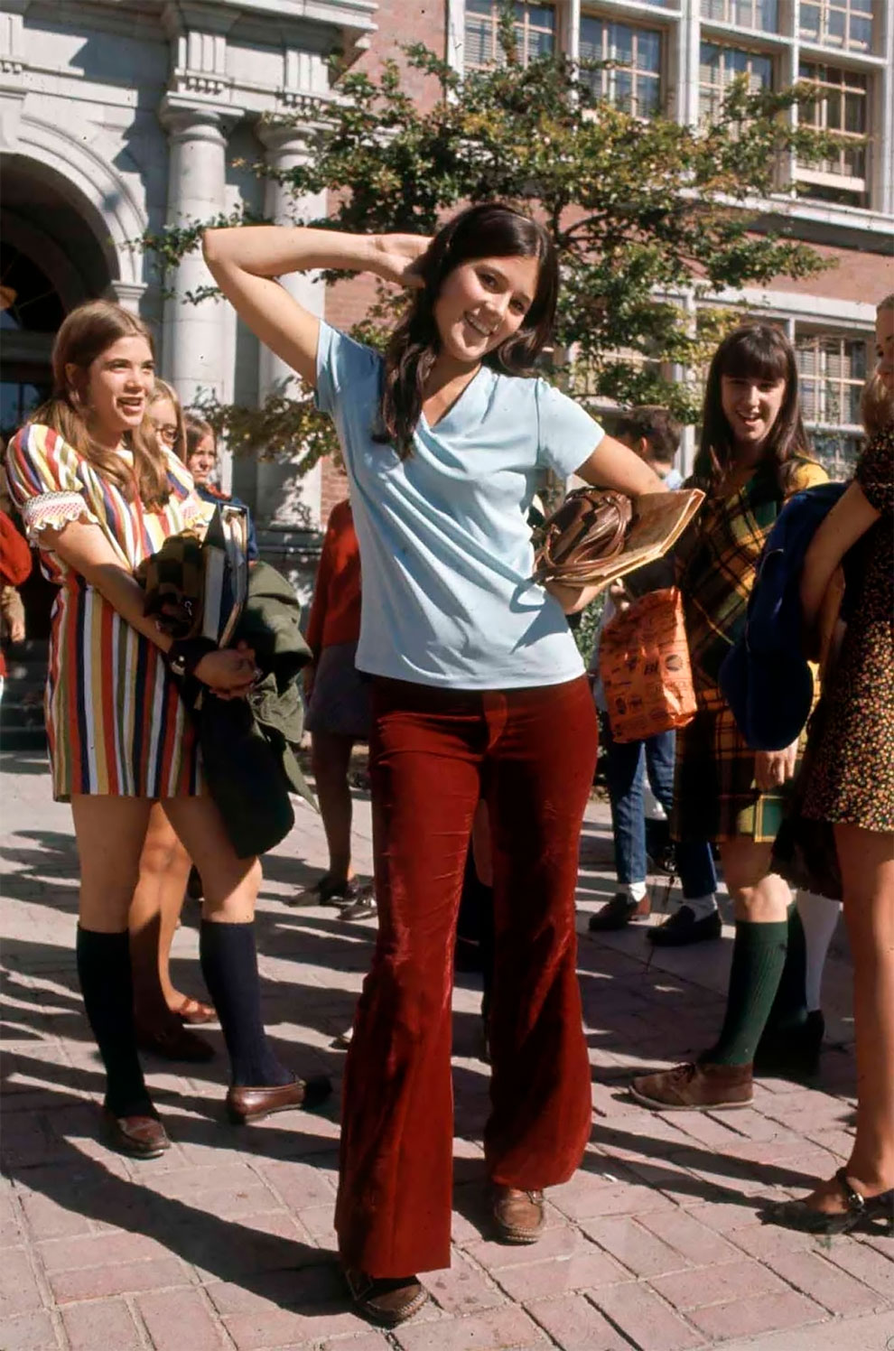 Девушка в бордовых бархатных брюках и голубой футболке - 1970 год