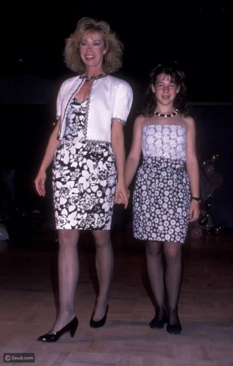Девушка в черно-белом платье мини и укороченном жакете - 1989 год