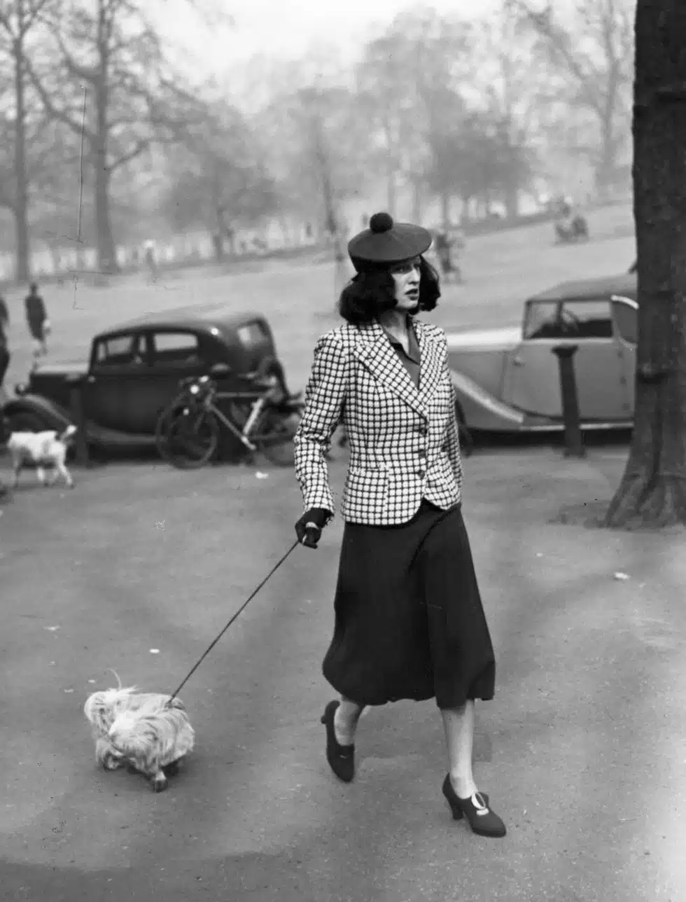 Девушка в черной юбке миди и клетчатом жакете - 1938 год