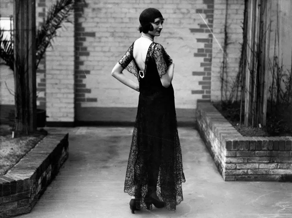 Девушка в черном кружевном платье с открытой спиной - 1930 год