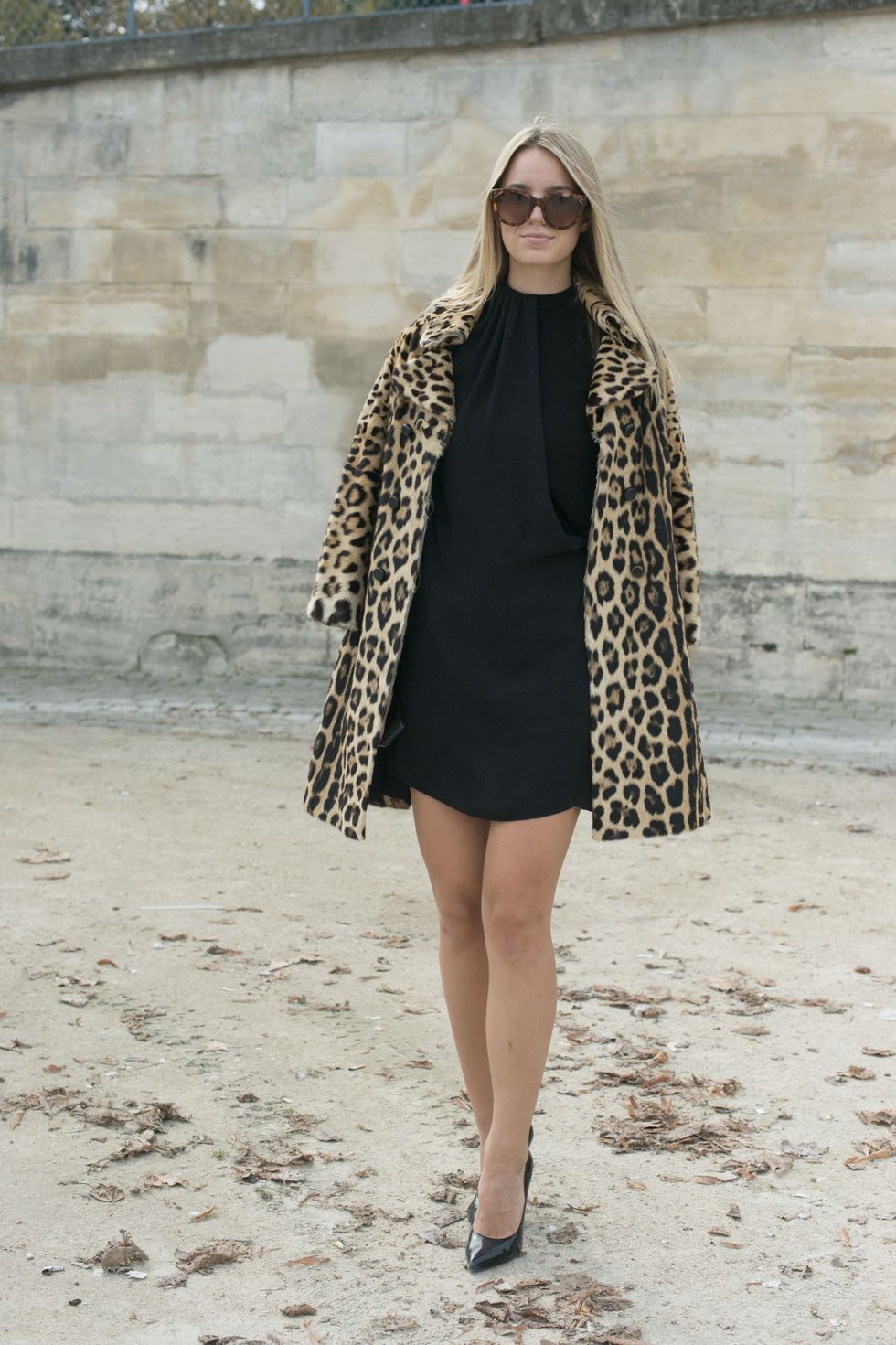 Девушка в черном мини платье и леопардовом пальто - 2013 год