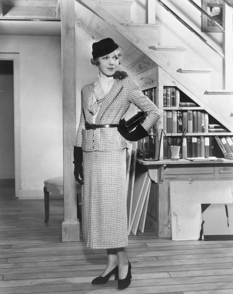 Девушка в деловом костюме с юбкой карандаш и туфлях - 1934 год
