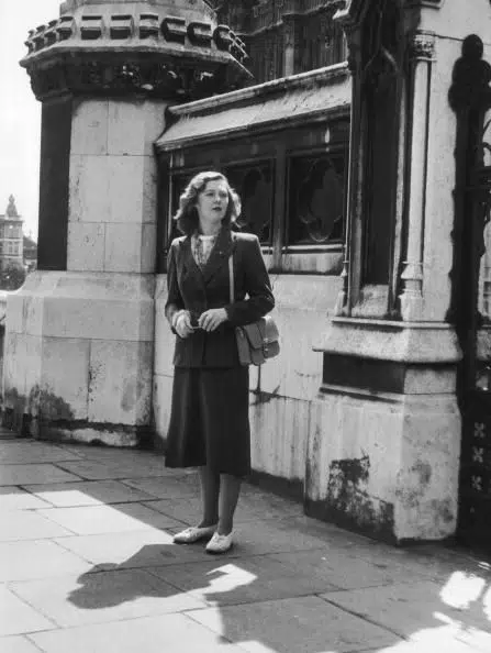 Девушка в деловом костюме с юбкой миди - 1952 год
