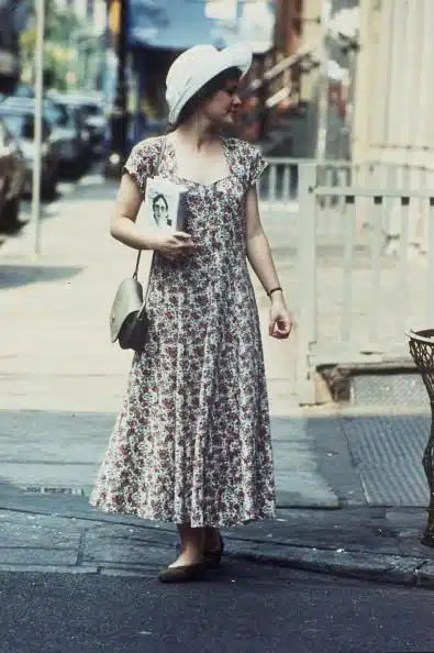 Девушка в длинном платье с цветочным принтом и шляпке - 1993 год
