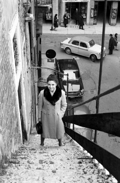 Девушка в двубортном пальто с меховым воротником - 1965 год