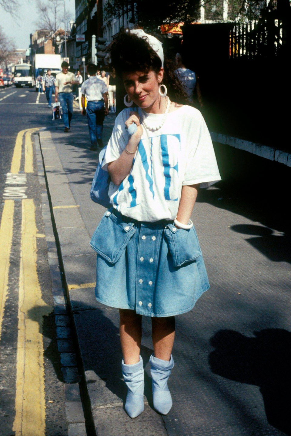 Девушка в джинсовой юбке, белой футболке оверсайз и голубых ботильонах - 1984 год