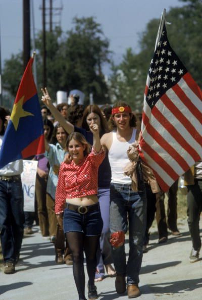 Девушка в джинсовых мини шортах и красной рубашке - 1973 год