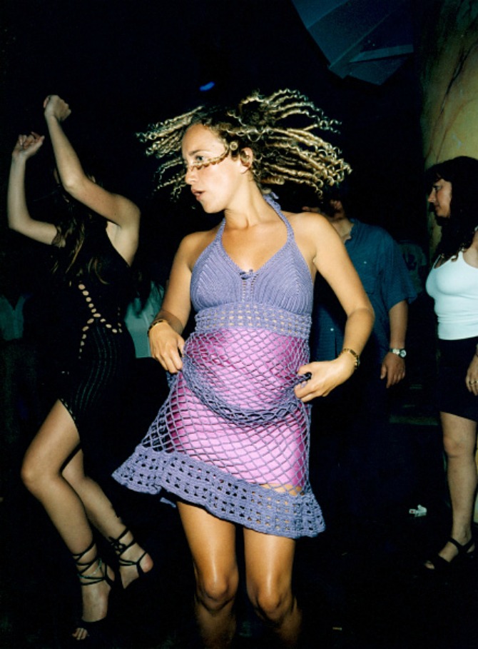 Девушка в фиолетовом вязаном платье - 2000 год