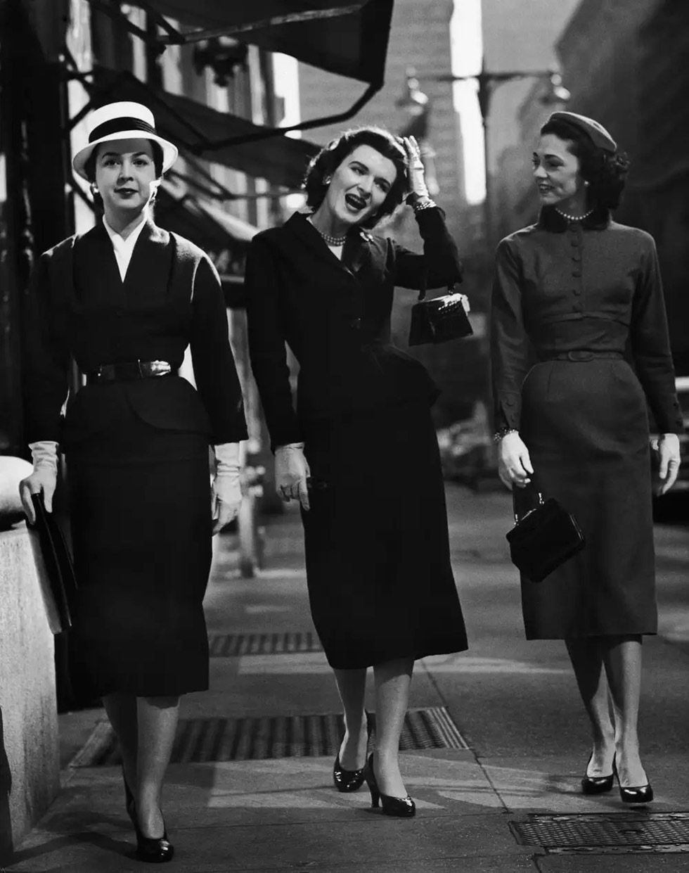 Девушки в изысканных костюмах с приталенным жакетом и юбкой карандаш - 1953 год