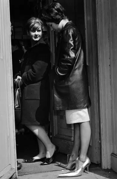 Девушка в кожаном пальто и туфлях с очень длинным носом - 1960 год