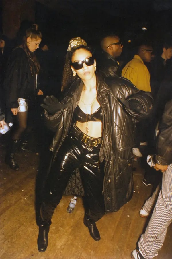 Девушка в лакированных брюках и куртке оверсайз - 1994 год