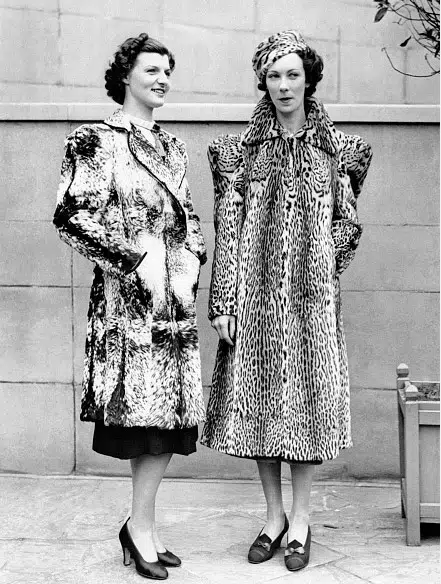 Девушка в леопардовом пальто и туфлях - 1937 год