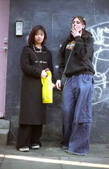 Девушка в мешковатых джинсах и черной толстовке - 2001 год