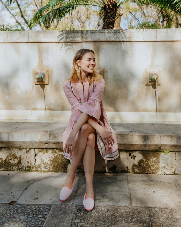Девушка в нежном платье и розовых фурланах