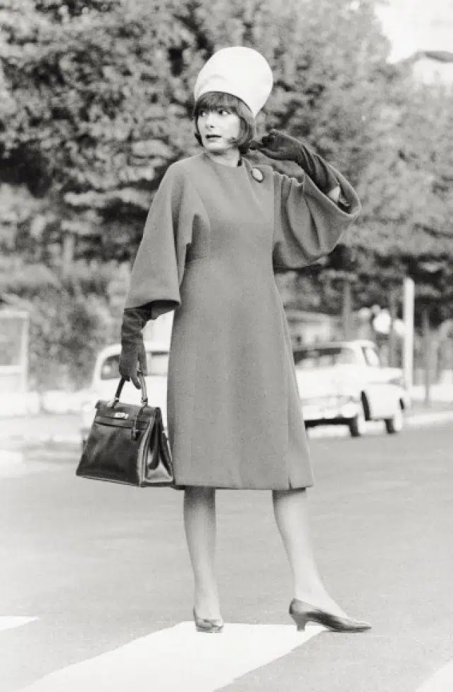 Девушка в пальто с широкими рукавами и оригинальной шляпке - 1963 год