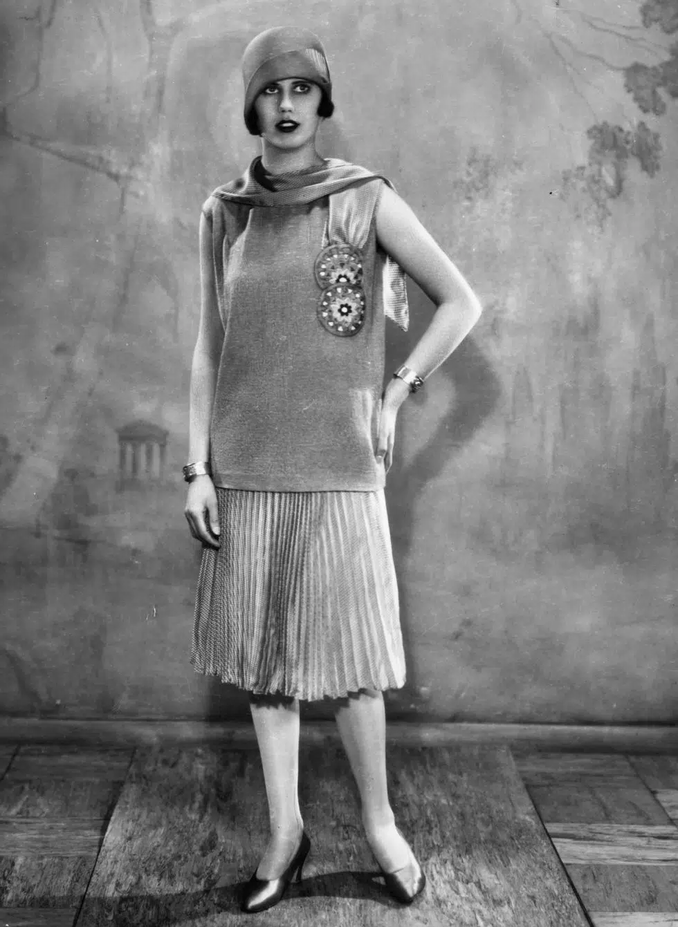 Девушка в платье с плиссированной юбкой и открытыми руками - 1928 год