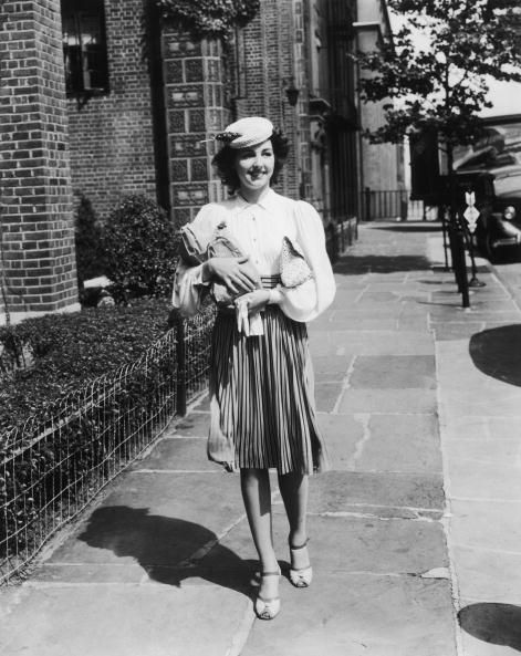 Девушка в плиссированной юбке миди и блузке - 1948 год