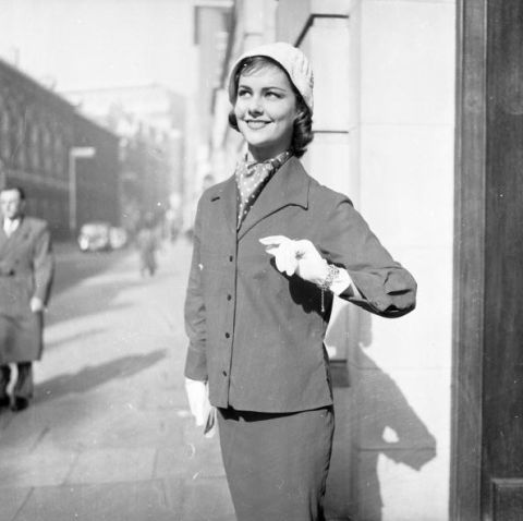 Девушка в рабочем костюме с юбкой карандаш - 1957 год