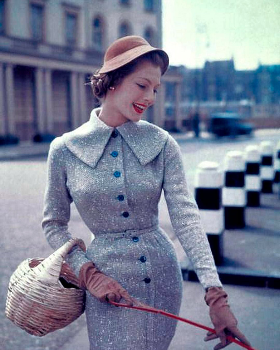 Девушка в сером пальто с тонким ремнем - 1955 год