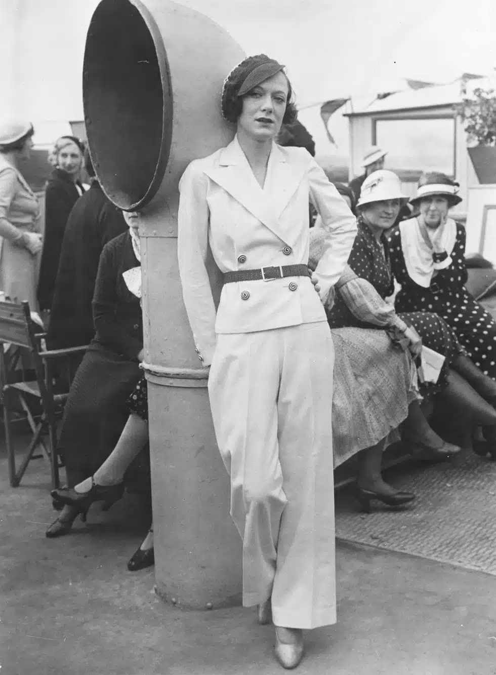 Девушка в светлом костюме с широкими брюками - 1932 год