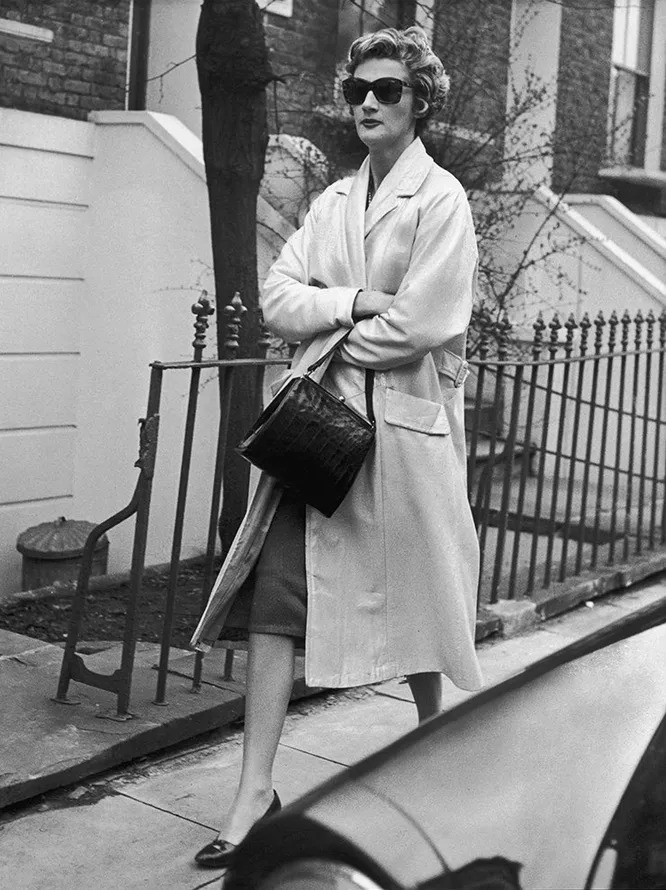 Девушка в светлом пальто и туфлях на невысоком каблуке - 1959 год