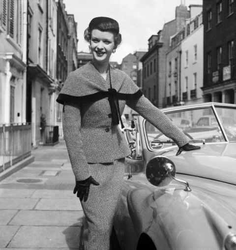 Девушка в твидовом костюме с узкой юбкой - 1954 год