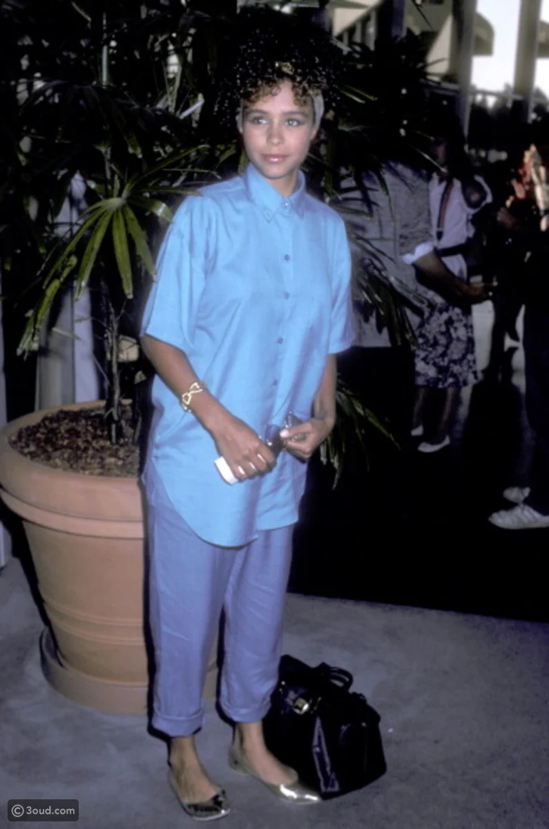 Девушка в укороченных брюках и голубой рубашке оверсайз - 1986 год